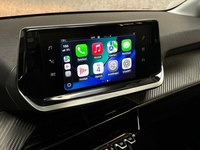 Peugeot 208 1.2 PureTech Deluxe (APPLE CARPLAY, GROOT NAVI, CRUISE, SPORTSTOELEN, LANE ASSIST, LEDER STUURWIEL, NIEUWSTAAT)