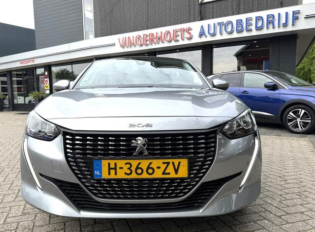 Peugeot 208 100 Pk Benzine ** Automaat ** Luxe Allure * Navigatie * Trekhaak * Panoramadak * 3-D Dashboard * Keyless Start Button * 1/2 Leder Interieur * L.M. Velgen * Vingerhoets; Vierde Generatie Eersteklas Service. Al meer dan 100 jaar een begrip in de Brabantse K