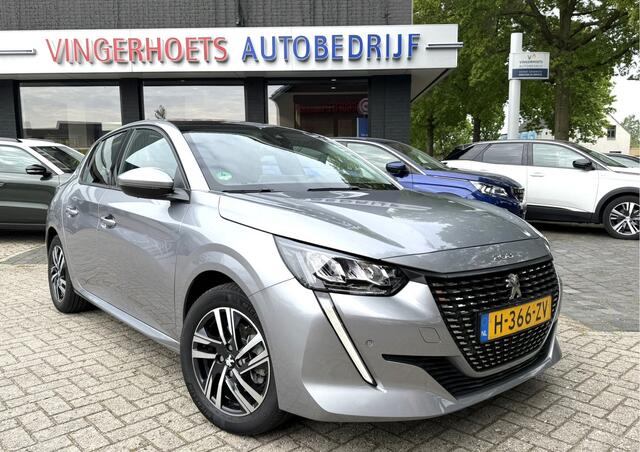 Peugeot 208 100 Pk Benzine ** Automaat ** Luxe Allure * Navigatie * Trekhaak * Panoramadak * 3-D Dashboard * Keyless Start Button * 1/2 Leder Interieur * L.M. Velgen * Vingerhoets; Vierde Generatie Eersteklas Service. Al meer dan 100 jaar een begrip in de Brabantse K