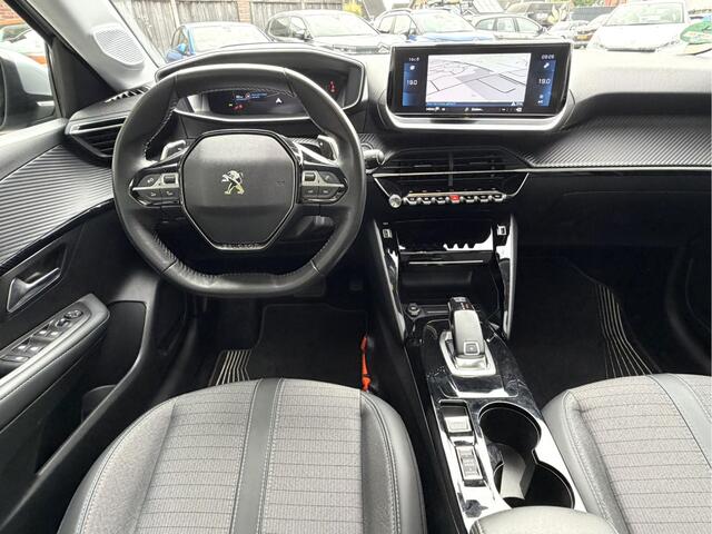 Peugeot 208 100 Pk Benzine ** Automaat ** Luxe Allure * Navigatie * Trekhaak * Panoramadak * 3-D Dashboard * Keyless Start Button * 1/2 Leder Interieur * L.M. Velgen * Vingerhoets; Vierde Generatie Eersteklas Service. Al meer dan 100 jaar een begrip in de Brabantse K