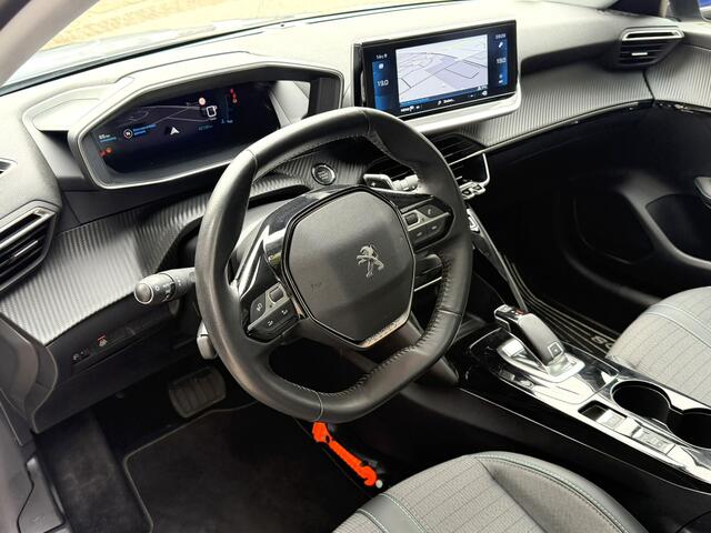 Peugeot 208 100 Pk Benzine ** Automaat ** Luxe Allure * Navigatie * Trekhaak * Panoramadak * 3-D Dashboard * Keyless Start Button * 1/2 Leder Interieur * L.M. Velgen * Vingerhoets; Vierde Generatie Eersteklas Service. Al meer dan 100 jaar een begrip in de Brabantse K
