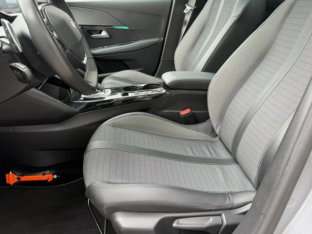 Peugeot 208 100 Pk Benzine ** Automaat ** Luxe Allure * Navigatie * Trekhaak * Panoramadak * 3-D Dashboard * Keyless Start Button * 1/2 Leder Interieur * L.M. Velgen * Vingerhoets; Vierde Generatie Eersteklas Service. Al meer dan 100 jaar een begrip in de Brabantse K