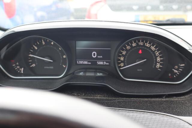 Peugeot 208 1.2 PureTech Allure | Cruise control | Climate control | Navigatie | PDC achter
