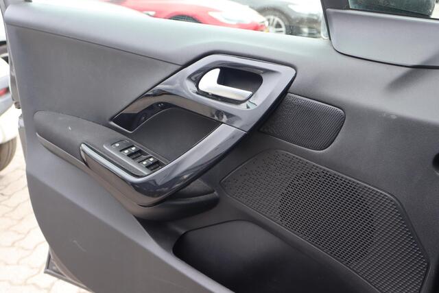 Peugeot 208 1.2 PureTech Allure | Cruise control | Climate control | Navigatie | PDC achter