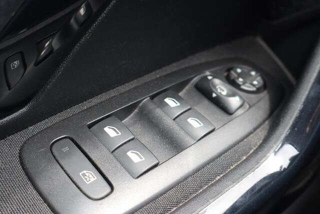 Peugeot 208 1.2 PureTech Allure | Cruise control | Climate control | Navigatie | PDC achter