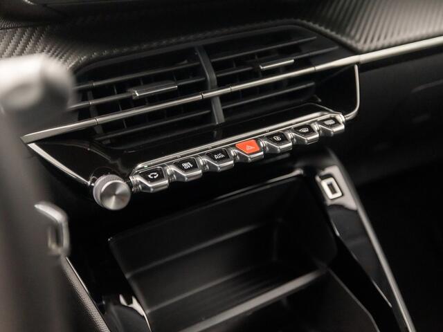 Peugeot 208 1.2 PureTech Sport Automaat (APPLE CARPLAY, PARKEERSENSOREN, GETINT GLAS, SPORTSTOELEN, CRUISE, LANE ASSIST, NIEUWSTAAT)