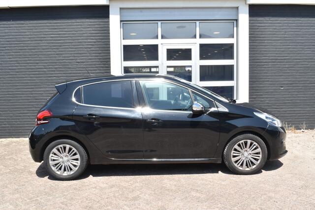 Peugeot 208 PureTech 82 Blue Lease Executive Navigatie | Airco | Parkeerhulp | LM Velgen |