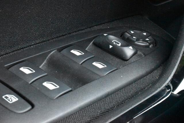 Peugeot 208 PureTech 82 Blue Lease Executive Navigatie | Airco | Parkeerhulp | LM Velgen |