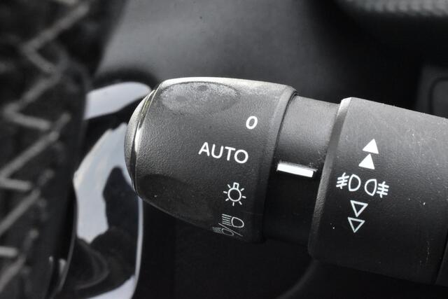 Peugeot 208 PureTech 82 Blue Lease Executive Navigatie | Airco | Parkeerhulp | LM Velgen |