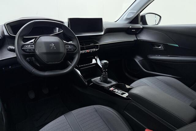 Peugeot 208 1.2T Allure Pack 100pk | Navigatie | Adaptive Cruise Control | Stoelverwarming | Climate Control | Achteruitrijcamera | LED koplampen | 3D Cockpit | 16'' Lichtmetalen velgen | Apple Carplay & Android Auto