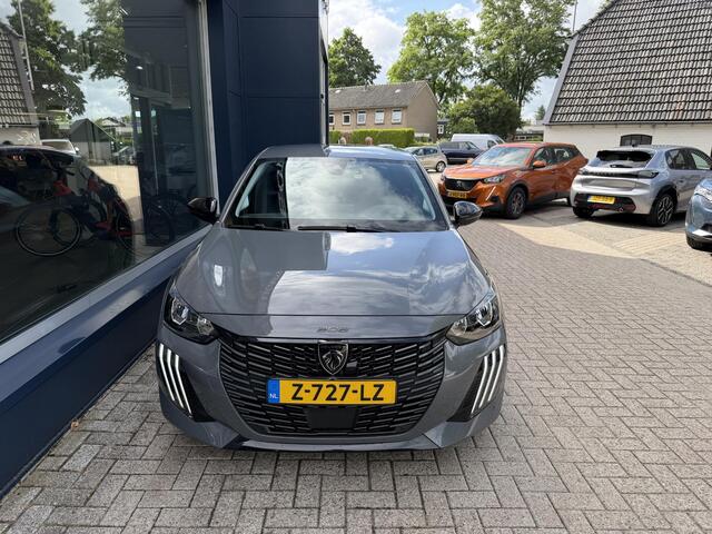 Peugeot 208 1.2 Turbo 100 PK Allure | Navigatie via Telefoon | All Season banden | 360 Graden Camera | LED Verlichting | Climate Control | Dode Hoek Detectie | Voor + Achter Parkeersensoren | 16" Lichtmetalen Velgen |
