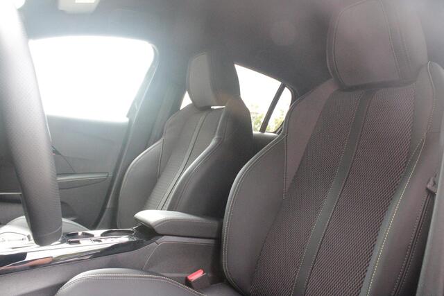 Peugeot 208 1.2 Hybrid 145PK AUTOMAAT GT | CAMERA VOOR + ACHTER | NAVIGATIE | DRAADLOZE APPLE CARPLAY/ANDROID AUTO | FULL LED KOPLAMPEN | LICHTMETALEN VELGEN 17" | DODEHOEK DETECTIE | DRAADLOZE TELEFOONLADER | KEYLESS ENTRY/START | DAB+ RADIO | ADAPTIVE CRUISE CONTRO