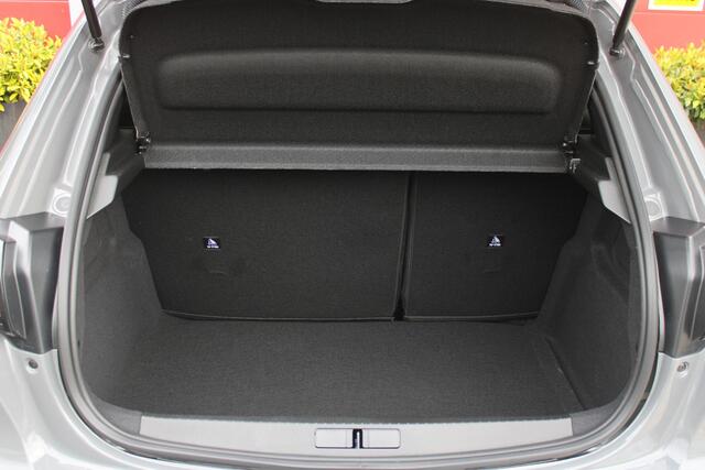Peugeot 208 1.2 Hybrid 145PK AUTOMAAT GT | CAMERA VOOR + ACHTER | NAVIGATIE | DRAADLOZE APPLE CARPLAY/ANDROID AUTO | FULL LED KOPLAMPEN | LICHTMETALEN VELGEN 17" | DODEHOEK DETECTIE | DRAADLOZE TELEFOONLADER | KEYLESS ENTRY/START | DAB+ RADIO | ADAPTIVE CRUISE CONTRO