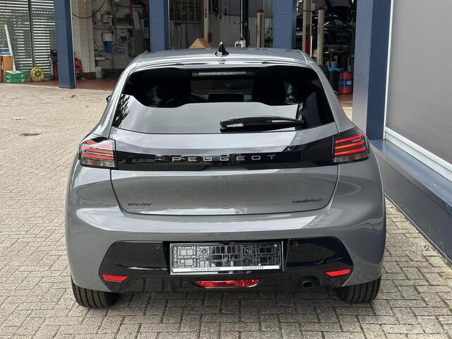 Peugeot 208 1.2 Hybrid 110 PK Allure | Hybride Automaat | Navigatie via Telefoon | Climate Control | Cruise Control | Parkeersensoren V+A | LED Verlichting | Draadloze Apple Carplay / Android Auto | 16" Lichtmetalen Velgen |