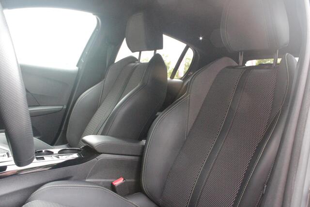 Peugeot 208 1.2 Hybrid 145PK AUTOMAAT GT | NAVIGATIE | DRAADLOZE APPLE CARPLAY/ANDROID AUTO | CAMERA VOOR + ACHTER | FULL LED KOPLAMPEN | LICHTMETALEN VELGEN 17" | DODEHOEK DETECTIE | DRAADLOZE TELEFOONLADER | KEYLESS ENTRY/START | DAB+ RADIO | ADAPTIVE CRUISE CONTRO