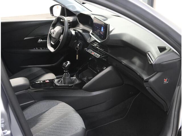Peugeot 208 1.2 100PK Allure | 1ste eigenaar | AppleCarplay/AndroidAuto | Armsteun | Parkeersensoren | FULL LED | Navigatie | Lederen Stuurwiel | Climate Control | Cruise Control | 16" LMV | Isofix | Privacy Glass |