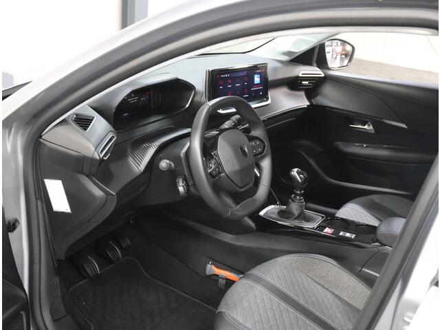 Peugeot 208 1.2 100PK Allure | 1ste eigenaar | AppleCarplay/AndroidAuto | Armsteun | Parkeersensoren | FULL LED | Navigatie | Lederen Stuurwiel | Climate Control | Cruise Control | 16" LMV | Isofix | Privacy Glass |