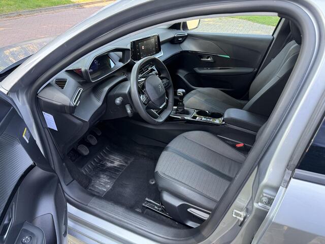 Peugeot 208 1.2 Turbo 100 PK Allure Pack | All season banden | Keyless Entry/Start | Stoelverwarming | Adaptive Cruise Control | Parkeercamera | Navigatie via Telefoon | LED Verlichting | Lichtmetalen Velgen | Digitaal Dashboard | Climate Control |