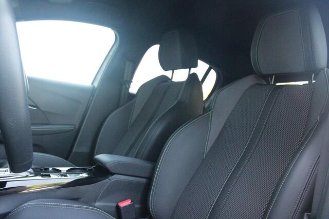 Peugeot 208 1.2 Hybrid 145PK AUTOMAAT GT | CAMERA VOOR + ACHTER | NAVIGATIE | DRAADLOZE APPLE CARPLAY/ANDROID AUTO | FULL LED KOPLAMPEN | LICHTMETALEN VELGEN 17" | DODEHOEK DETECTIE | DRAADLOZE TELEFOONLADER | KEYLESS ENTRY/START | DAB+ RADIO | ADAPTIVE CRUISE CONTRO