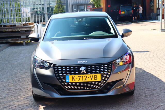 Peugeot 208 1.2 PureTech Allure O.a: PDC, Clima, Navi, Cruise, Carplay, DAB, Etc. All-in prijs!