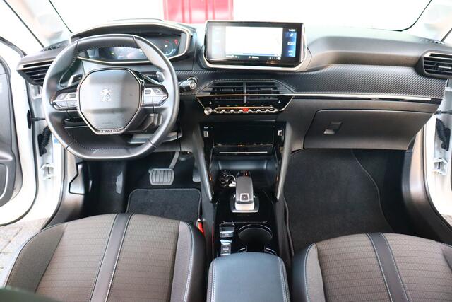 Peugeot 208 1.2 PureTech Allure Pack O.a: Dig. Display, DAB, Clima, Carplay, Cruise, Etc. All-in prijs!