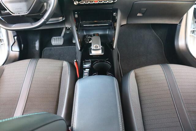 Peugeot 208 1.2 PureTech Allure Pack O.a: Dig. Display, DAB, Clima, Carplay, Cruise, Etc. All-in prijs!