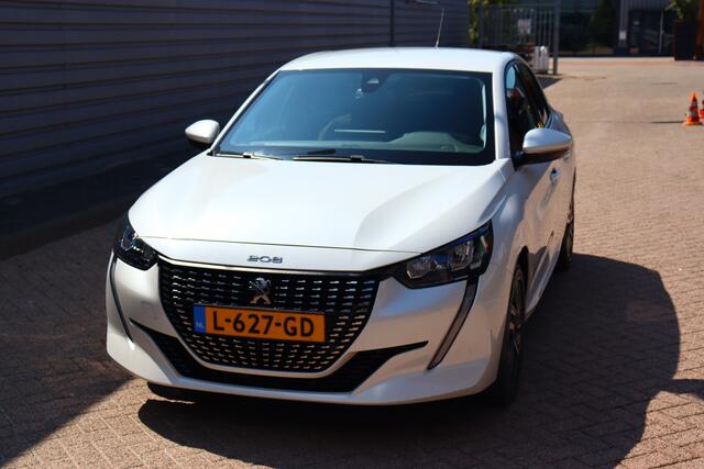 Peugeot 208 1.2 PureTech Allure Pack O.a: Dig. Display, DAB, Clima, Carplay, Cruise, Etc. All-in prijs!