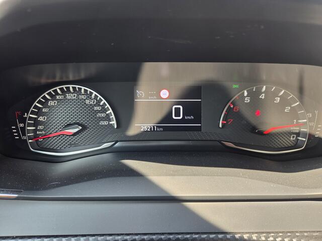 Peugeot 208 1.2 PureTech Active Pack | Nieuwe binnen | Climate control | Trekhaak | 25.000 km!