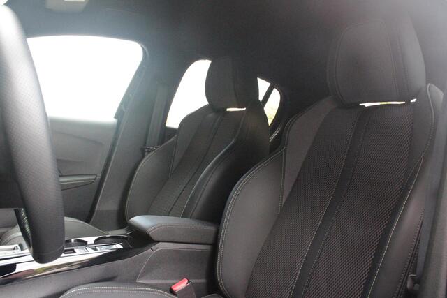 Peugeot 208 1.2 Hybrid 145PK AUTOMAAT GT | CAMERA VOOR + ACHTER | NAVIGATIE | DRAADLOZE APPLE CARPLAY/ANDROID AUTO | FULL LED KOPLAMPEN | LICHTMETALEN VELGEN 17" | DODEHOEK DETECTIE | DRAADLOZE TELEFOONLADER | KEYLESS ENTRY/START | DAB+ RADIO | ADAPTIVE CRUISE CONTRO
