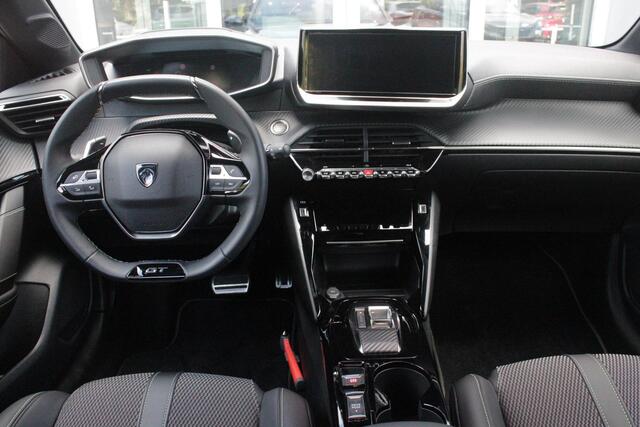 Peugeot 208 1.2 Hybrid 145PK AUTOMAAT GT | CAMERA VOOR + ACHTER | NAVIGATIE | DRAADLOZE APPLE CARPLAY/ANDROID AUTO | FULL LED KOPLAMPEN | LICHTMETALEN VELGEN 17" | DODEHOEK DETECTIE | DRAADLOZE TELEFOONLADER | KEYLESS ENTRY/START | DAB+ RADIO | ADAPTIVE CRUISE CONTRO