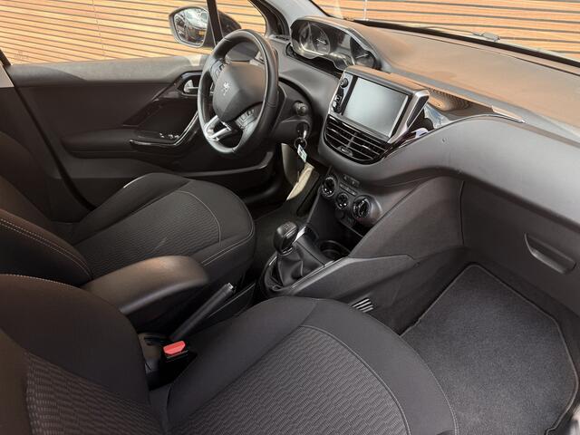 Peugeot 208 1.2 PureTech Blue Lease Active Trekhaak / Airco / Stoelverwarming / Cruise / Dealer Onderhouden!