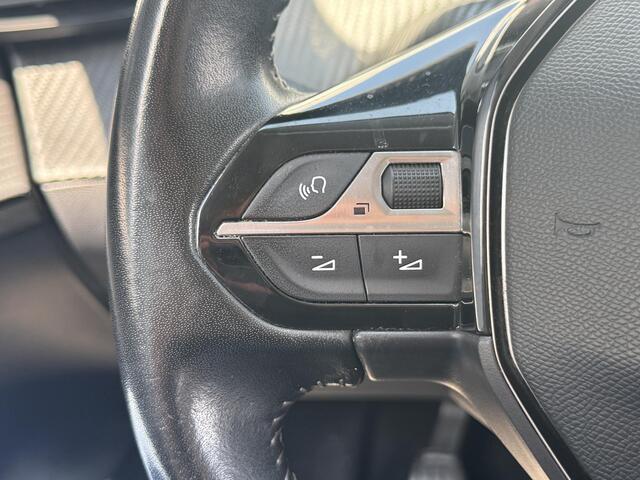 Peugeot 208 1.2 PureTech Allure | 100pk! | Rijklaar geleverd incl onderhoudsbeurt en 12 maanden BOVAG garantie! |
