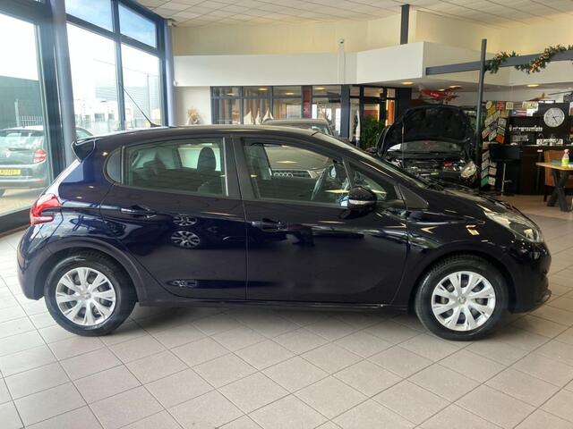 Peugeot 208 1.2 PureT. Blue Lion 86 DKM BJ 2018 !!!