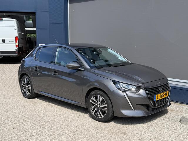 Peugeot 208 1.2 Turbo 100PK Allure | Afneembare trekhaak 1200KG | All season Banden | Navigatie via Telefoon | Keyless Start | Climate Control | LED Verlichting | Camera | Parkeersensoren | Cruise Control | Lichtmetalen Velgen | Half Lederen Bekleding |