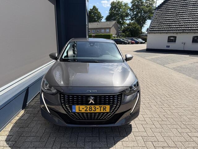 Peugeot 208 1.2 Turbo 100PK Allure | Afneembare trekhaak 1200KG | All season Banden | Navigatie via Telefoon | Keyless Start | Climate Control | LED Verlichting | Camera | Parkeersensoren | Cruise Control | Lichtmetalen Velgen | Half Lederen Bekleding |