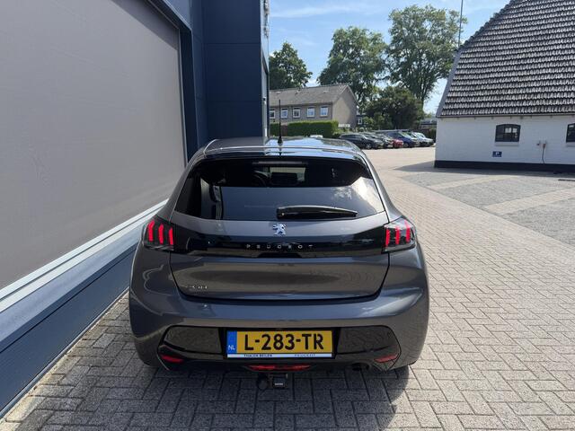 Peugeot 208 1.2 Turbo 100PK Allure | Afneembare trekhaak 1200KG | All season Banden | Navigatie via Telefoon | Keyless Start | Climate Control | LED Verlichting | Camera | Parkeersensoren | Cruise Control | Lichtmetalen Velgen | Half Lederen Bekleding |