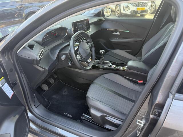 Peugeot 208 1.2 Turbo 100PK Allure | Afneembare trekhaak 1200KG | All season Banden | Navigatie via Telefoon | Keyless Start | Climate Control | LED Verlichting | Camera | Parkeersensoren | Cruise Control | Lichtmetalen Velgen | Half Lederen Bekleding |