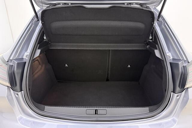 Peugeot 208 1.2 Hybrid 110 e-DCS6 Allure | Apple carplay/Android auto | Cruise control | Navigatie via APP. | Parkeersensoren achter | Lichtmetalen velgen |