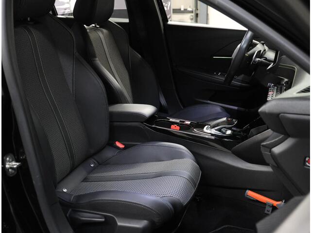 Peugeot 208 1.2 130PK GT | AppleCarplay/AndroidAuto | Parkeersensoren | FULL LED | Navigatie | Lederen Stuurwiel | Climate Control | Adaptive Cruise Control | 17" LMV | Sfeerverlichting | Isofix | Privacy Glass |