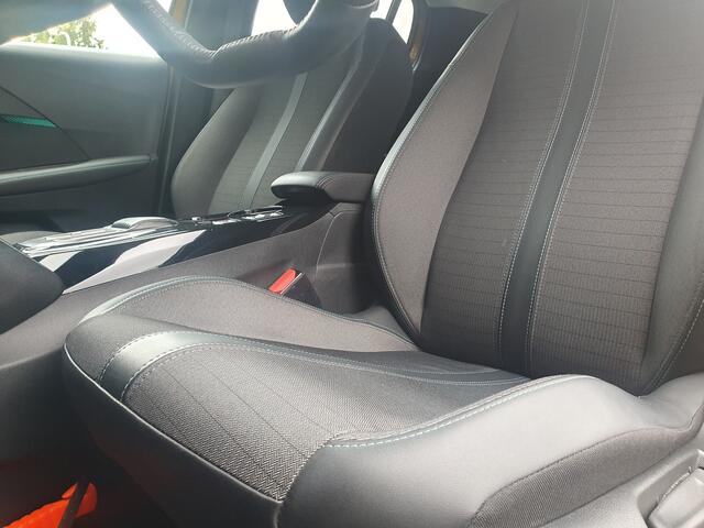 Peugeot 208 1.2 PureTech Allure Pack NAVI/CRUISE/CLIMA/CAMERA/PDC .