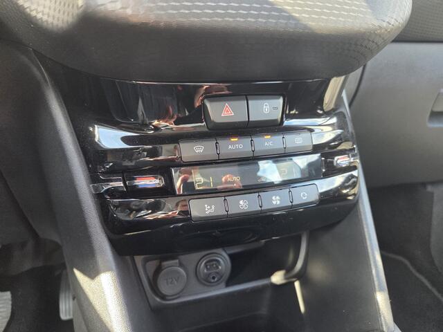 Peugeot 208 1.2 PureTech Blue Lease Executive | Nieuw Binnen | Navigatie | Climate Control | APK 02-06-2027
