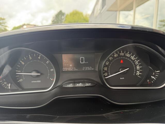 Peugeot 208 1.2 Blue Lease Executive Navi Airco Cruise Carplay Trekhaak