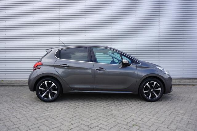 Peugeot 208 1.2 PureTech Tech Edition Climate / Navi / Cruise / Camera / PDC / Carplay / Elektr. ramen / Lm velgen / NAP