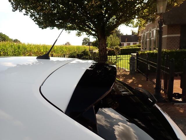Peugeot 208 1.2 STYLE ACHTERSPOILER + GETINTE RAMEN / CRUISE / TREKHAAK / CARPLAY