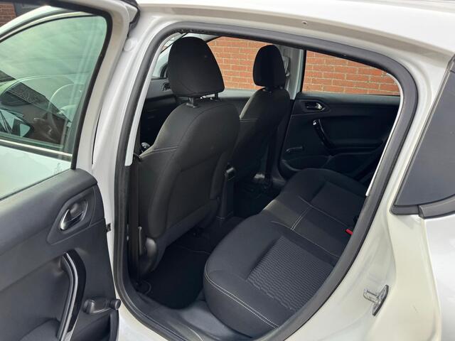Peugeot 208 1.2 PureTech Blue Lion 5-DEURS APPLECARPLAY NAVI TREKHAAK PDC LED 2 SLEUTELS + BOEKJES!