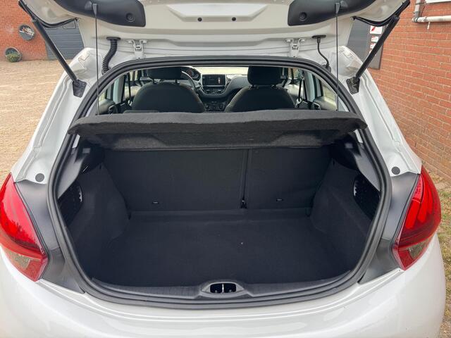 Peugeot 208 1.2 PureTech Blue Lion 5-DEURS APPLECARPLAY NAVI TREKHAAK PDC LED 2 SLEUTELS + BOEKJES!