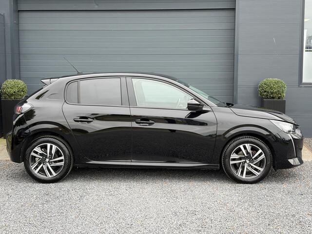 Peugeot 208 1.2 PureTech Allure ?2e Eigenaar?102pk?360 ° Camera?Carplay?Pano?Clima?Cruise?Lm velgen?Halfleder?Pdc V+A?Recent beurt gehad?Dealer Onderhouden?6 Bak?N.A.P?Apk tot 07-2028
