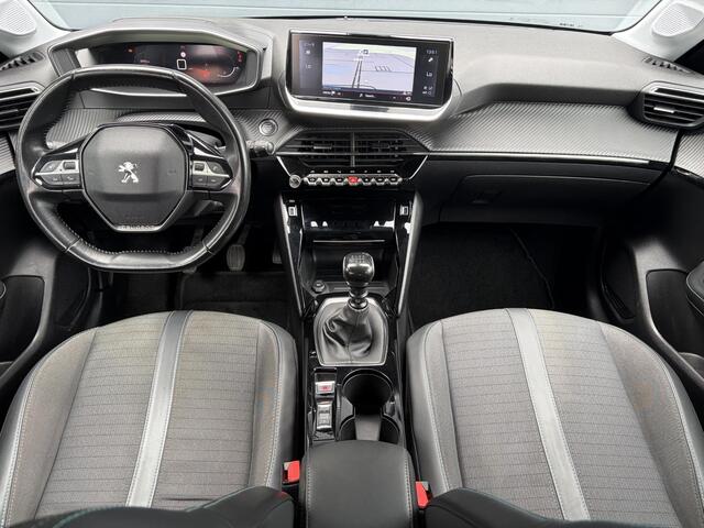 Peugeot 208 1.2 PureTech Allure ?2e Eigenaar?102pk?360 ° Camera?Carplay?Pano?Clima?Cruise?Lm velgen?Halfleder?Pdc V+A?Recent beurt gehad?Dealer Onderhouden?6 Bak?N.A.P?Apk tot 07-2028
