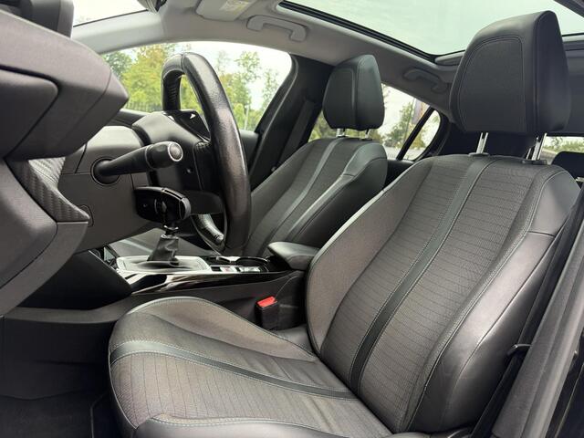 Peugeot 208 1.2 PureTech Allure ?2e Eigenaar?102pk?360 ° Camera?Carplay?Pano?Clima?Cruise?Lm velgen?Halfleder?Pdc V+A?Recent beurt gehad?Dealer Onderhouden?6 Bak?N.A.P?Apk tot 07-2028