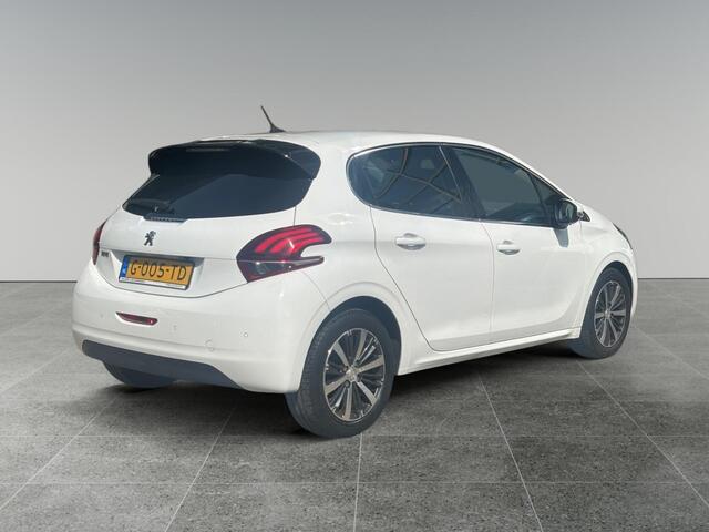 Peugeot 208 Allure 1.2 82pk | CAMERA | NAVI | 16" LM-VELGEN | APPLE CARPLAY / ANDROID AUTO | DAB+ | EXTRA GETINTE ACHTERRUITEN |